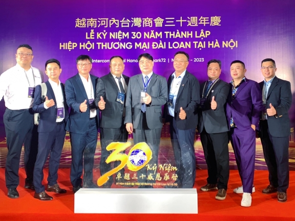 陳水石會長與理監事團隊參加河內台灣商會三十週年慶