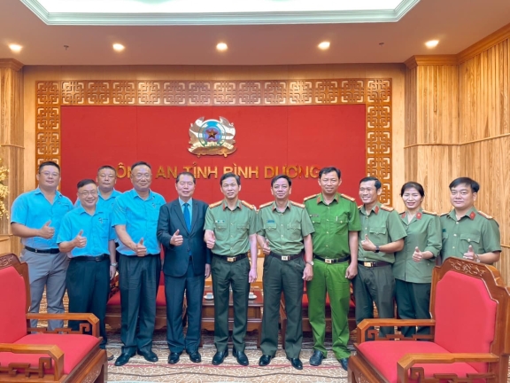 ​ 拜訪平陽省公安廳長  ​