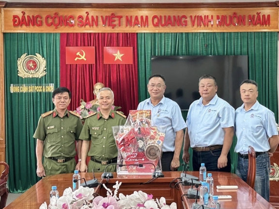 ​  水石會長帶領18屆團隊，年前拜會加強與官方交流   ​