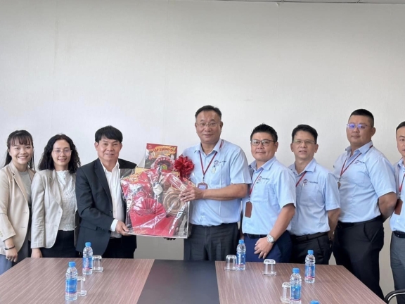 陳水石會長及理監事團隊的拜訪行程內務廳，外務廳