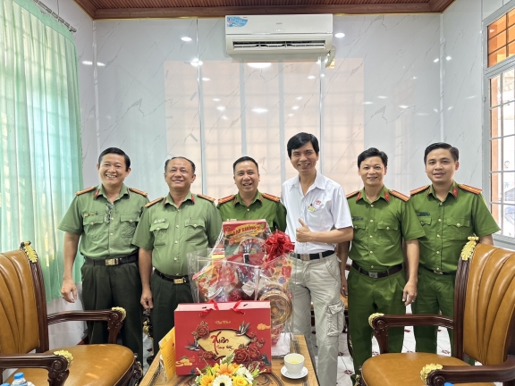 宜安區區長張登森走訪宜安區與區內的各位長官祝賀新年快樂