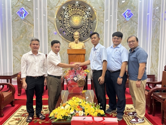 土龍木區區長葉懿忠與黃怡銘副會長,李俊輝理事走訪土龍木區與區內長官祝賀新年快樂