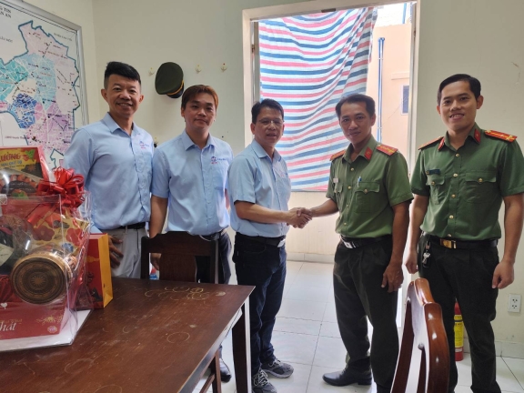 順安區區長李睿澄與陳靜璿常務理事、許圳雄理事走訪了順安區，與區內的各位長官祝賀新年快樂