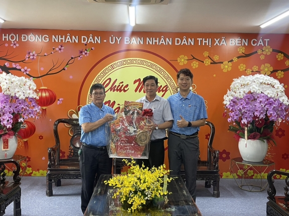 ​ 濱吉區區長黃和杰與胡建偉監事長、走訪了濱吉區，與區內的各位長官祝賀新年快樂。  ​