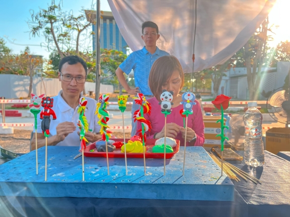 ​  台灣夜市美食節，滿滿的人潮！  ​