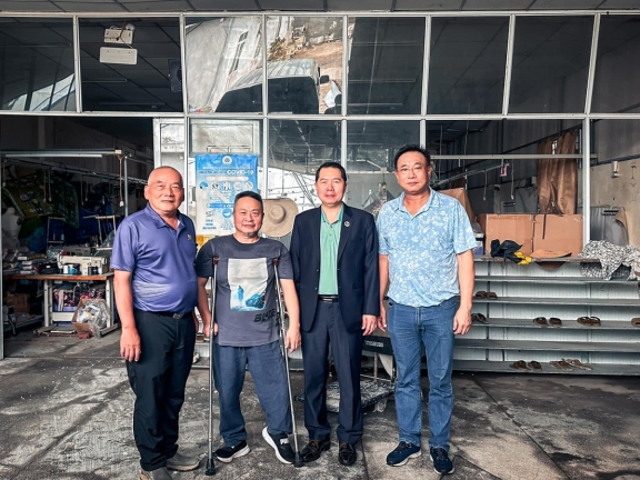 特地前往海防台商會會長王坤生的公司進行探訪與慰問