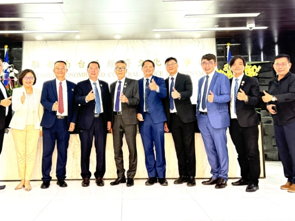 平陽省台灣商會 陳英明 會長！ 與各分會會長，受 袁濟凡 總會長邀請！出席拜訪駐越南河內代表處，劉大使世忠！