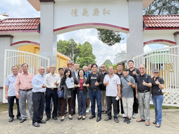 ​ [僑務活動] 平陽台商會攜手台商，十年樹木，百年樹人！  ​